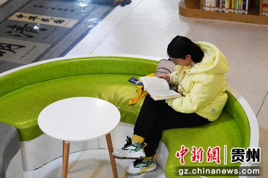 1月26日，一名学生正在贵阳市南明区图书馆内看书学习。