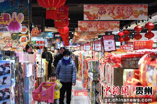 1月26日，市民在贵阳市南明区合力超市花果园R区店内选购年货。
