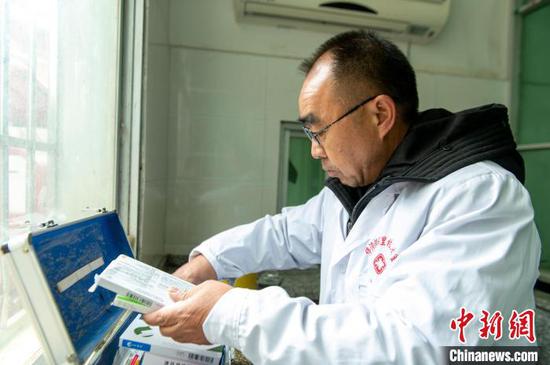 1月25日，在贵州省从江县停洞镇架里村，村医陈老玉在卫生室整理药箱准备出诊。吴德军 摄