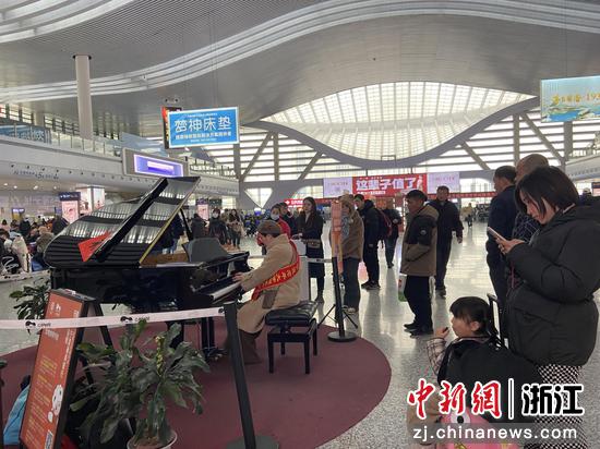 志愿者在铁路宁波站带来钢琴演绎。 林波摄