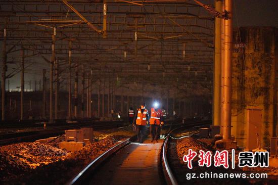 贵阳电务段为列车“明眸”护航春运。