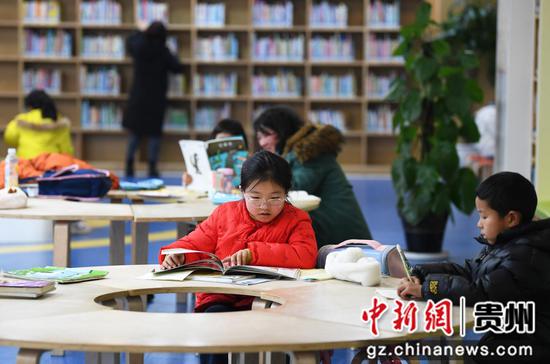 1月26日，在贵阳市南明区图书馆内的少儿阅读区，学生们正在看书学习。