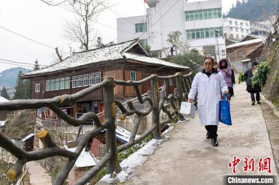 在贵州省从江县停洞镇架里村，村医陈老玉走在出诊路上。吴德军 摄