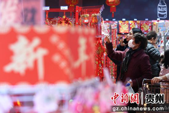 1月26日，市民在贵阳市南明区合力超市花果园R区店内选购新年饰品。
