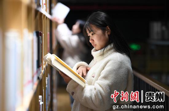1月26日，学生们正在贵阳市南明区图书馆内看书学习。