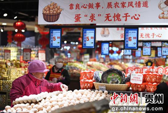 1月26日，市民在贵阳市南明区合力超市花果园R区店内选购鸡蛋。