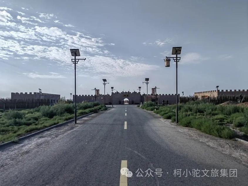 西汉时期,齐兰古城就已成为古丝绸之路上的必经之地。从龟兹国到疏勒国,东来西往的商队、使者、军队等都在此地补给粮草、饮用水等生活必需品。唐代以后,朝廷在图木舒克地区建立了尉头州,而齐兰古城成为了尉头州的东大门。 西汉时期,齐兰古城就已成为古丝绸之路上的必经之地。从龟兹国到疏勒国,东来西往的商队、使者、军队等都在此地补给粮草、饮用水等生活必需品。唐代以后,朝廷在图木舒克地区建立了尉头州,而齐兰古城成为了尉头州的东大门。