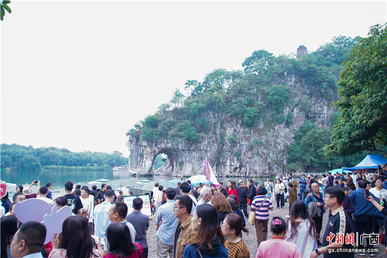 图为游客在桂林市象山景区游览。（资料图）陈冠言  摄