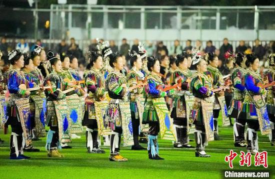 图为2024年贵州“村超”新赛季上的民族文化展演。韦贵金 摄