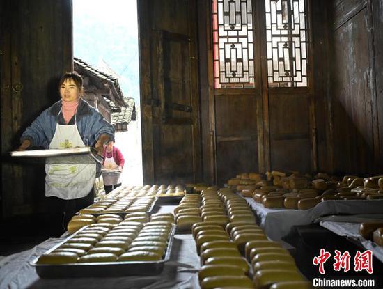 图为村民在摆放米豆腐。谢慧芳 摄
