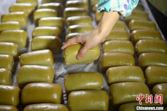 图为村民在摆放米豆腐。谢慧芳 摄