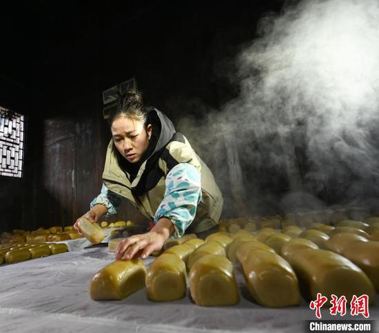 图为村民在摆放米豆腐。谢慧芳 摄
