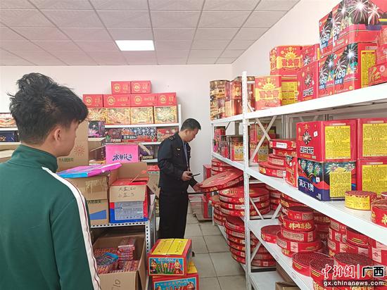 图为岑溪市应急管理局到各乡镇零售店开展烟花爆竹安全旺季安全检查。