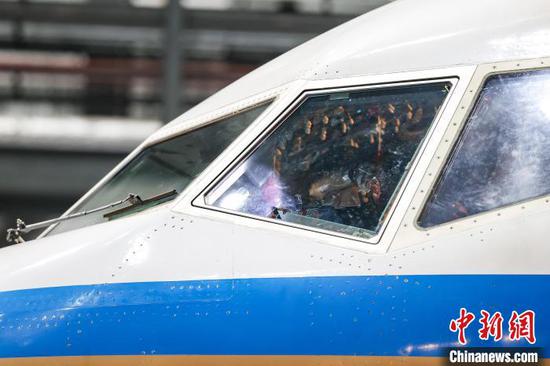 图为一名机务在飞机驾驶舱调试设备。　中新网记者 瞿宏伦 摄