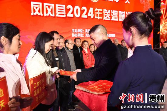 为企业一线员工颁发慰问金。