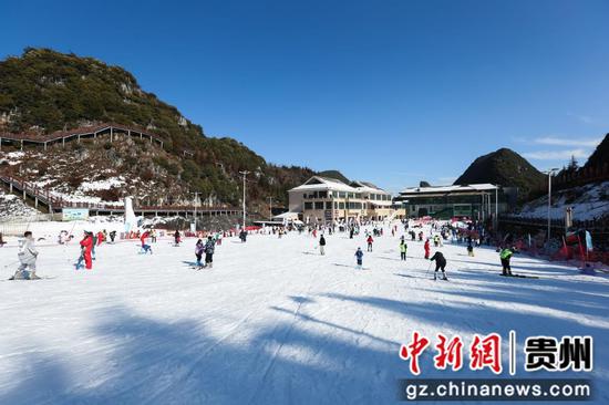 六盘水梅花山滑雪场，游客感受属于南方的“冰雪天地”。简贤楠 摄