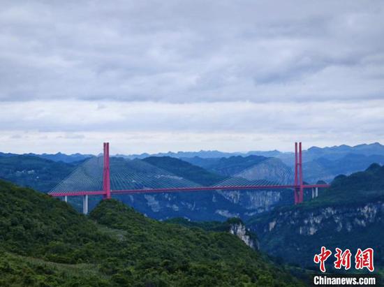 贵州省毕节市鸭池河大桥。中新网记者石小杰 摄