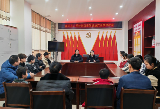 南丹县检察院举办法治安全知识讲座并进行家庭教育指导。石明欣 摄