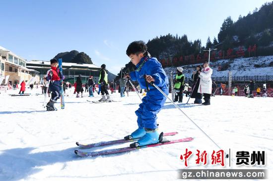 六盘水梅花山滑雪场吸引游客感受滑雪乐趣。简贤楠 摄