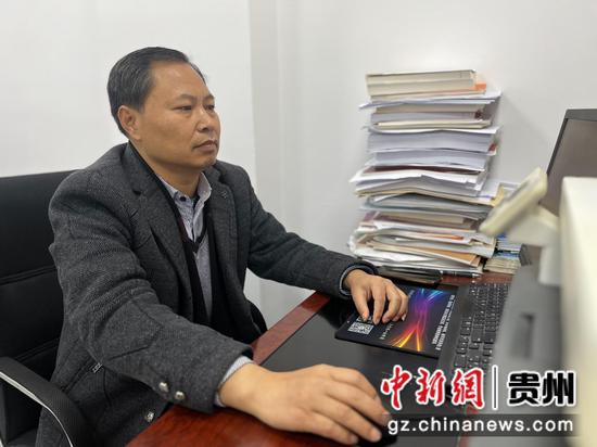 图为陈华锋在工作中。 桐梓县融媒体中心供图 图为陈华锋在工作中。 桐梓县融媒体中心供图
