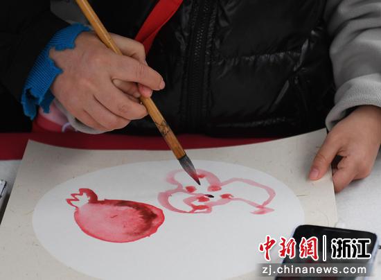 家长指导小朋友绘年画。中新社记者 王刚 摄