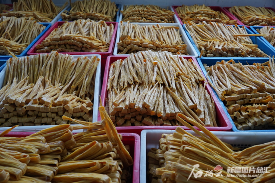 新疆豆宝食品科技有限公司生产的腐竹产品。张军剑 摄