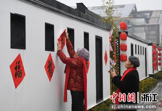 市民将写好的福字贴在墙上。中新社记者 王刚 摄