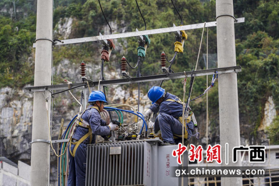 南方电网广西新电力集团凤山供电公司工作人员在更换安装变压器。陈聿 摄