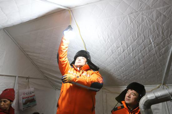 1月24日，国网乌什县供电公司应急基干队员在乌什县亚曼苏第三大队居民安置点为新建帐篷接电。马海骄 摄