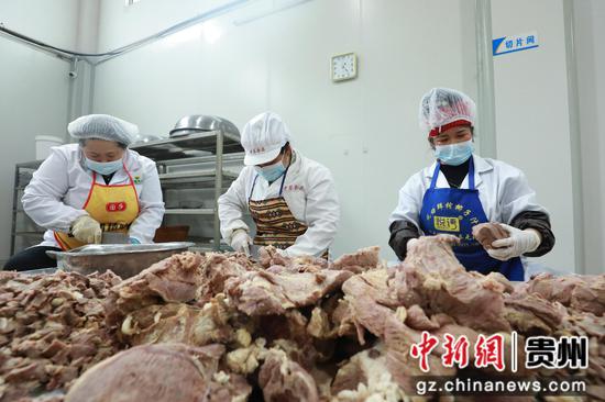 贵州黔一品实业（集团）有限责任公司，工人正在忙着赶制订单。刘梦摄
