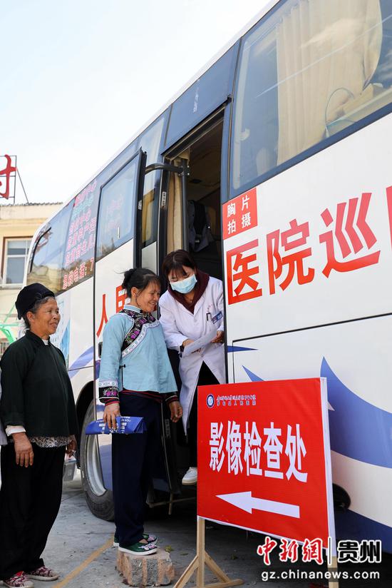 2024年2月2日，医务人员在贵州省黔南布依族苗族自治州罗甸县罗悃镇沿河村的移动医疗车上为群众解答身体健康状况。史传鸿 摄
