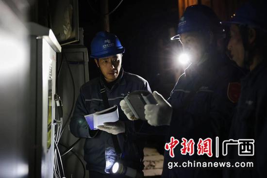 南方电网广西新电力集团三江供电公司工作人员开展特巡工作。陆雯  摄