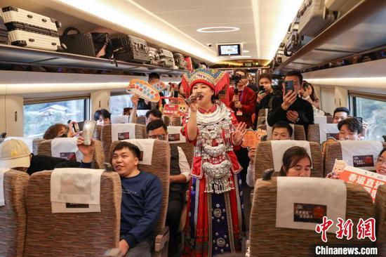 （新春走基层）910名贵州在广东务工人员搭乘免费春运直通车回家过年