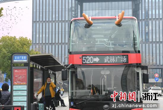 “龙巴士”停靠在武林广场。中新社记者王刚 摄
