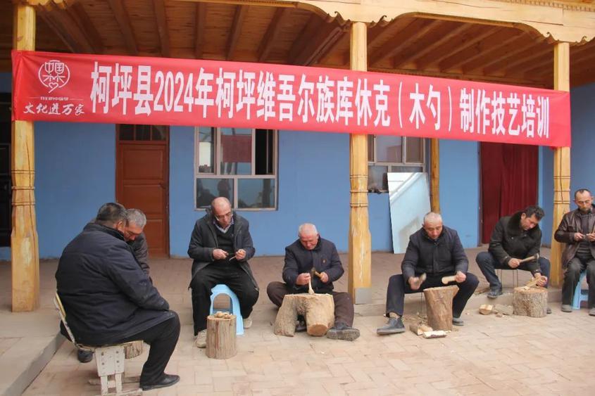 图为木勺制作技艺培训现场的画面。 图为木勺制作技艺培训现场的画面。