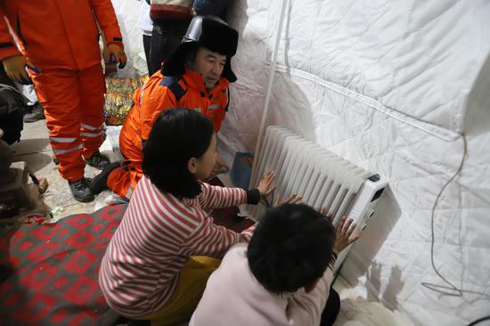 1月24日，国网乌什县供电公司应急基干队员在乌什县亚曼苏第三大队居民安置点为小朋友讲解安全用电知识。马海骄 摄