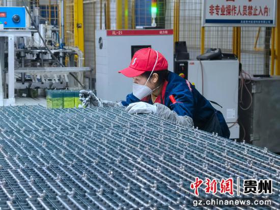 天能集团贵州能源科技有限公司员工在检查电池焊接质量。姜学维摄