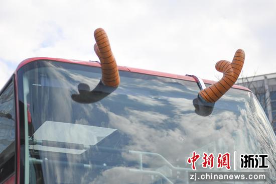 “大红豆”公交的龙角装饰。中新社记者 王刚 摄