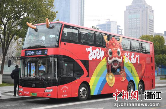 “龙巴士”停靠在武林广场。中新社记者王刚 摄