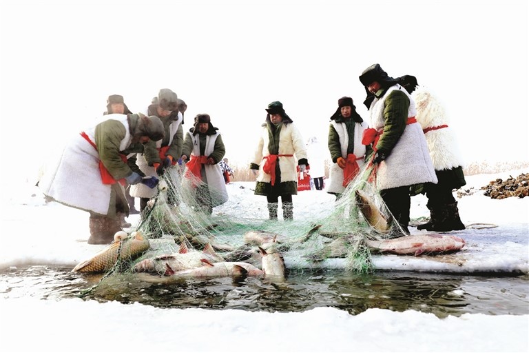 1月26日，漁民在瑪納斯縣廣東地鄉(xiāng)小海子村跳魚島景區(qū)捕魚。 許 樂攝

