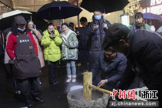 2月2日晚，参加“我们的村晚”活动的市民游客打卡传统麻糍制作工艺。吴君毅 摄
