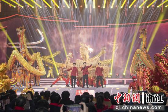 2024浙江省农村文化礼堂“我们的村晚”活动开场歌舞《龙腾四海》。吴君毅 摄