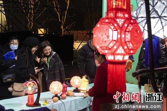 2月2日晚，参加活动的游人逛集市。吴君毅 摄