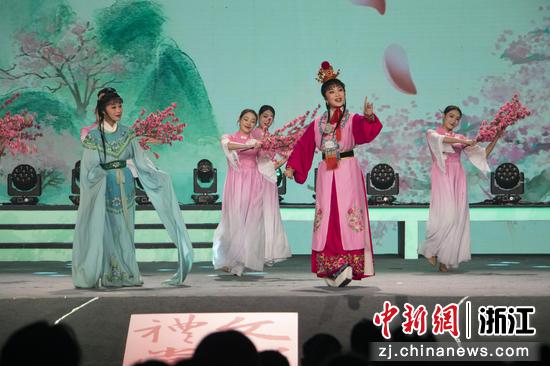 2月2日晚，演员在“我们的村晚”上表演越剧剧目《天上掉下个林妹妹》。吴君毅 摄