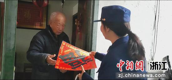 宣传人员为辖区内老人送“福”字并叮嘱其注意日常用电安全。杭州西湖区消防救援大队供图