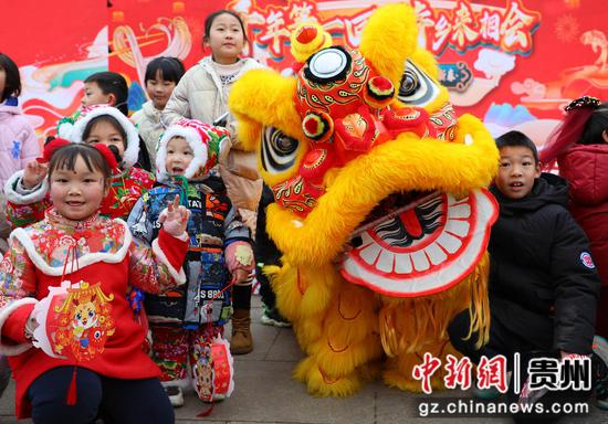 绥阳县在诗乡广场举行舞龙舞狮大巡游。