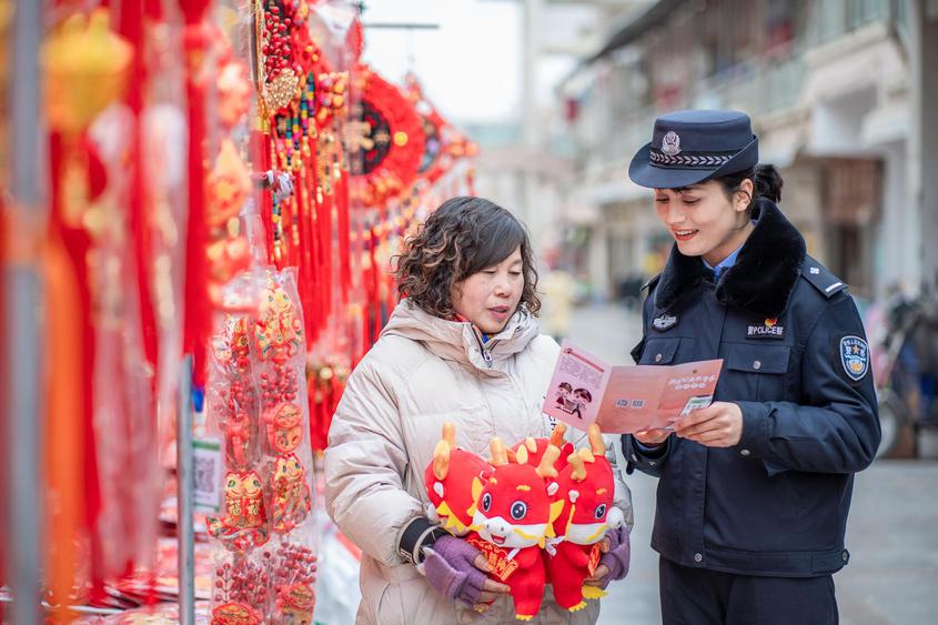 中新网新疆新闻2月6日电（程超 吐尔逊江·阿布来提 陈恺）为进一步提升群众对“新疆公安微警务”微信小程序知晓度、应用率和影响力，切实提高全程网办率，让群众感受到科技强警带来的便捷服务。连日来，新疆叶城公安在文化步行街和幸福路市场持续开展“新疆公安微警务”微信小程序宣传推广活动。