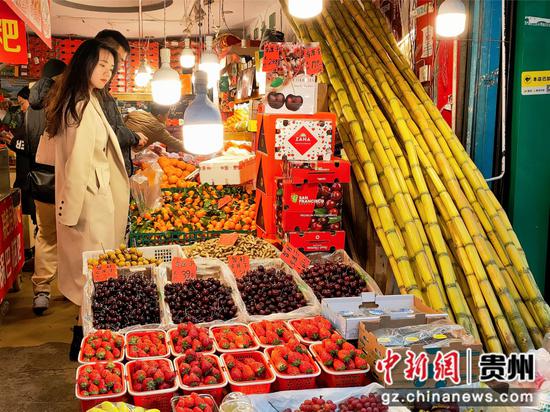 2月5日，市民正在选购水果作为年货，