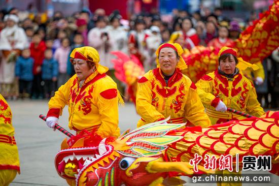 绥阳县在诗乡广场举行舞龙舞狮大巡游。