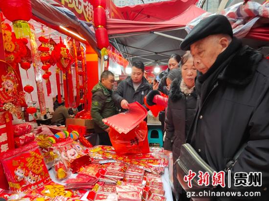 2月5日，贵阳市正新综合市场，市民正在选购春联。
